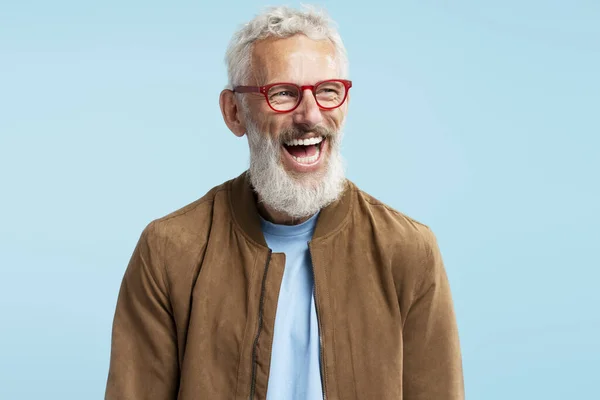 Autentický Portrét Hezký Šťastný Šedovlasý Muž Středního Věku Stylovými Červenými — Stock fotografie