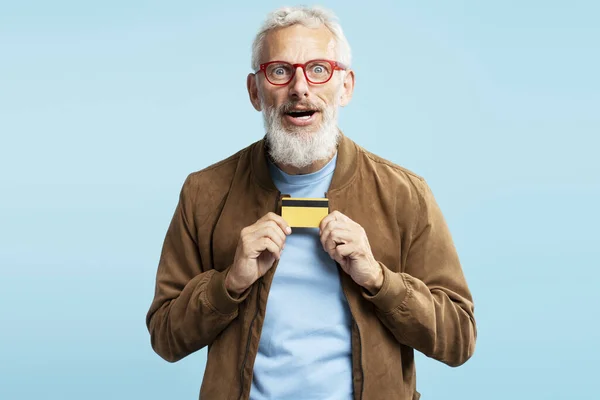 Portrét Legrační Emoční Vousatý Muž Držící Zlatou Kreditní Kartu Nakupující — Stock fotografie