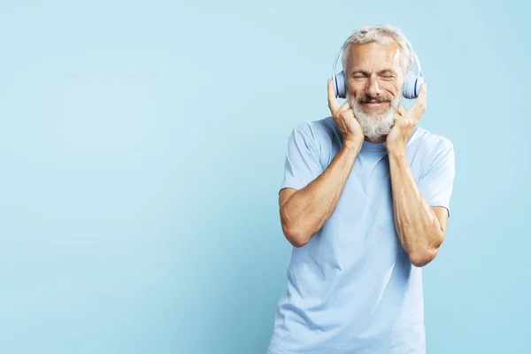 Hezký Dospělý Muž Šedovlasý Vousatý Hipster Poslouchající Hudbu Bezdrátových Sluchátkách — Stock fotografie
