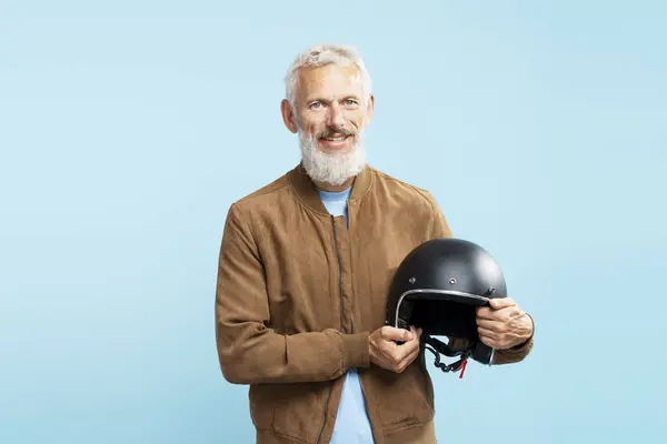 Portrét Pohledný Usmívající Dospělý Muž Šedovlasý Vousatý Motorkář Držící Motocyklovou — Stock fotografie