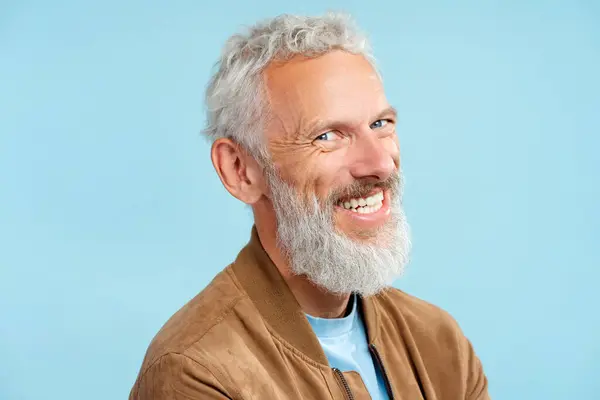 Detailní Portrét Šedovlasý Pohledný Usmívající Muž Vousatý Hipster Kožené Bundě — Stock fotografie