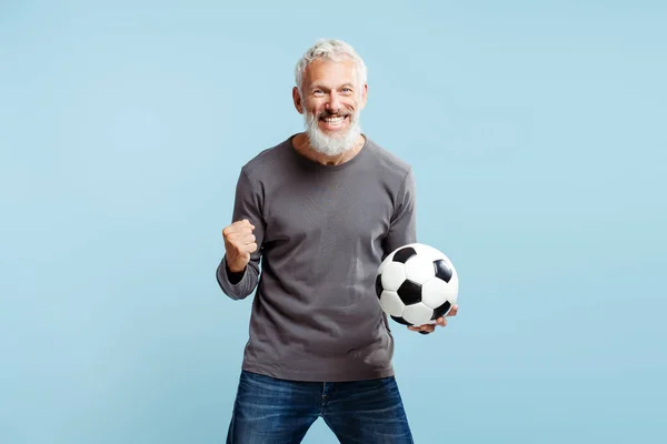 Šťastný Dospělý Muž Příznivec Držící Fotbalový Ples Úspěch Izolované Modrém — Stock fotografie