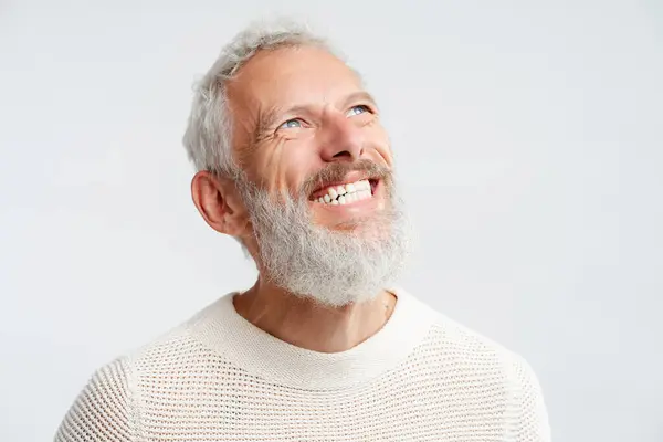 Portrét Usmívající Pohledný Skandinávský Muž Bílými Zuby Vzhlížející Izolovaně Bílém — Stock fotografie