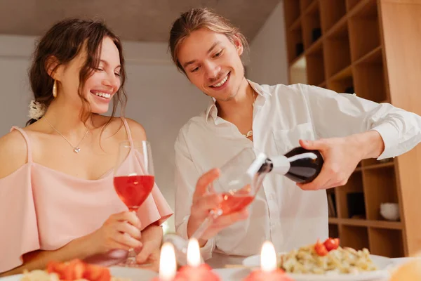 Όμορφο Ευτυχισμένο Ρομαντικό Ζευγάρι Πίνοντας Κρασί Τρώγοντας Γιορτή Του Αγίου — Φωτογραφία Αρχείου