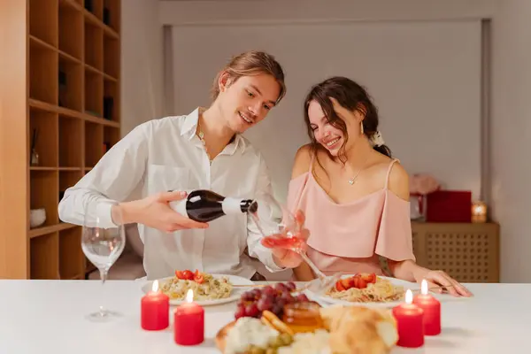 Ευτυχισμένο Ζευγάρι Χαμογελαστοί Άντρες Και Γυναίκες Χαλαρώνουν Πίνουν Κρασί Γιορτάζουν — Φωτογραφία Αρχείου
