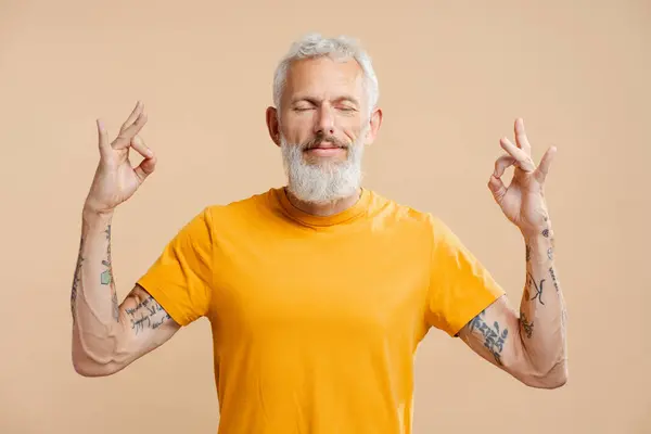 Portrét Pohledného Šedovlasého Muže Středního Věku Stylové Žluté Tričko Zavřenýma — Stock fotografie