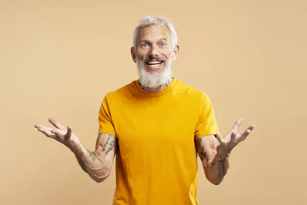 Portrét Usměvavého Dospělého Muže Stylového Hipstera Šedivými Vlasy Vousy Který — Stock fotografie