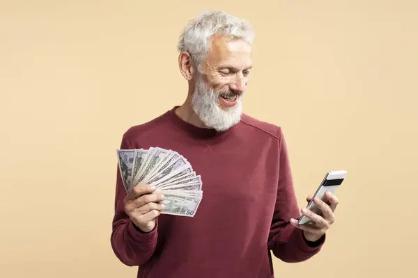 Portrét Úspěšného Usměvavého Dospělého Muže Držícího Peníze Hotovost Mobilní Telefon — Stock fotografie