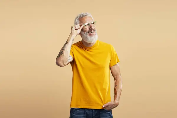 Usmívající Sebevědomý Dospělý Muž Oblečený Stylových Brýlích Neformální Žluté Tričko — Stock fotografie