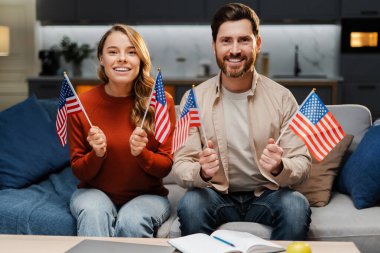 Gülümseyen Amerikan dostları ellerinde Amerikan bayrakları tutarak evde oturmuş Bağımsızlık Günü 'nü kutluyorlar. Özgürlük, 4 Temmuz