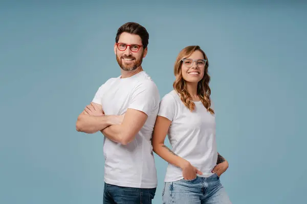 Πορτρέτο Του Επιτυχημένου Χαμογελαστού Άνδρα Και Γυναίκα Φορώντας Λευκό Μπλουζάκι — Φωτογραφία Αρχείου