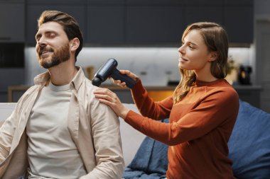 Heyecanlı bir portre. Renkli kıyafetler giyen, cep telefonu tutan, mobil uygulama kullanan, pembe arka planda izole bir şekilde duran kadın ve erkek. Spor bahisleri, online alışveriş. 