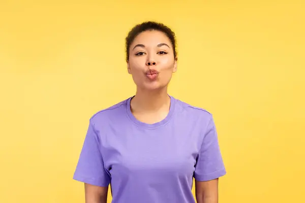 Çekici Pozitif Afro Amerikan Kadın Mor Tişört Giyen Öpüşen Sarı — Stok fotoğraf