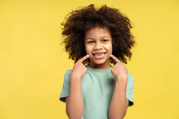 Portrait Beautiful Cute Smiling Curly Girl African American Woman Showing — Stock Photo, Image