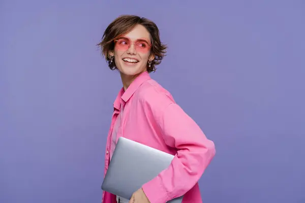 보라색 배경에 노트북을 노트북을 여자의 초상화 — 스톡 사진