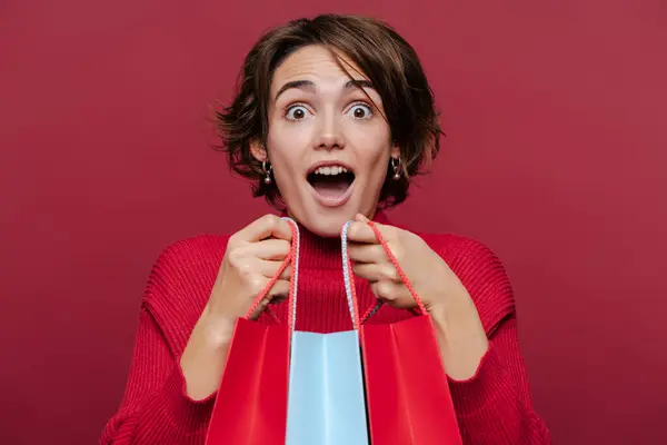 Junge Schöne Aufgeregte Frau Mit Bunten Einkaufstüten Die Isoliert Die — Stockfoto