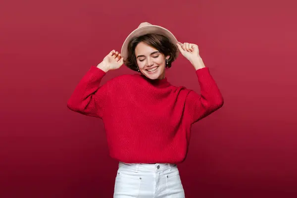 빨간색 배경에 편안한 빨간색 스웨터와 모자를 초상화 — 스톡 사진