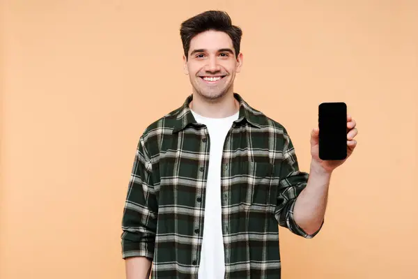 Portret Van Een Positieve Glimlachende Zakenman Met Smartphone Met Leeg — Stockfoto