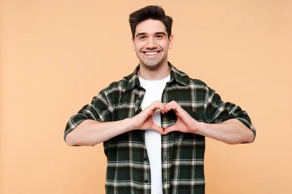 Glad Man Överlycklig Influencer Man Visar Hjärtform För Abonnenter Isolerade — Stockfoto