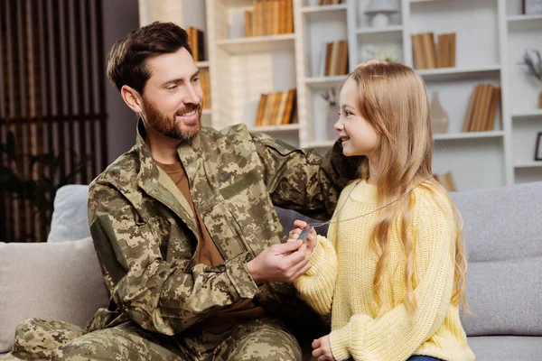 Soldato Ritorno Casa Uniforme Ucraina Trova Conforto Sul Divano Del — Foto Stock