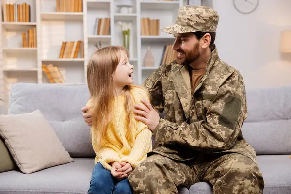 Ukrayna Ordusundaki Baba Kızını Şaşırtıyor Ona Kanepede Katılıyor Mutlu Bir — Stok fotoğraf