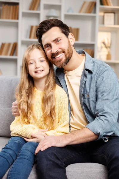 Joyful Family Moment Vastgelegd Thuis Een Lachende Vader Zijn Jonge — Stockfoto