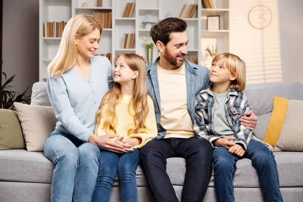 Liefdevolle Familie Thuis Thema Zittend Knus Zachte Bank Het Hart — Stockfoto