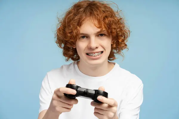 Curly Ingefær Gamer Gutt Med Bracesplaying Videospill Ved Hjelp Joystick – stockfoto