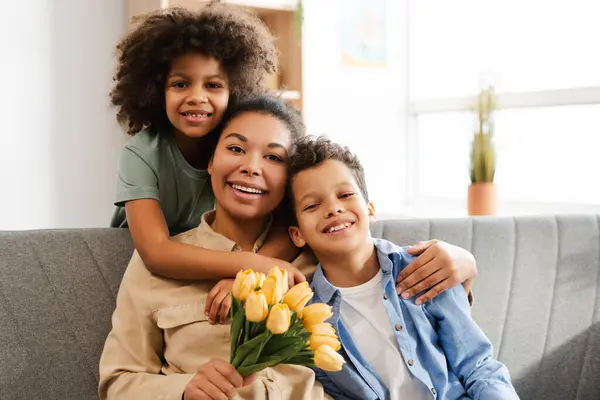 Χαρούμενη Οικογένεια Αφροαμερικανών Κόρη Και Γιος Αγκαλιάζουν Την Όμορφη Μητέρα — Φωτογραφία Αρχείου