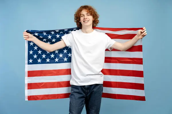 행복한 소년의 캐주얼 국기를 파란색 배경에 개념의 — 스톡 사진