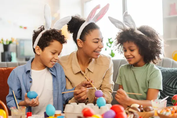 真人肖像画 家居装饰 彩蛋彩绘 微笑的母亲和孩子们一起庆祝复活节 假日活动概念 — 图库照片