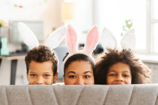 Портрет Щасливої Сім Кролячих Вухах Які Грають Хованки Шукають Гру — стокове фото