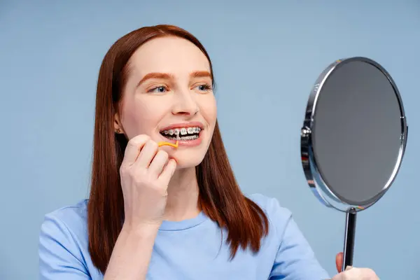 Atractiva Mujer Jengibre Mirando Espejo Cepillándose Los Dientes Con Cepillo — Foto de Stock