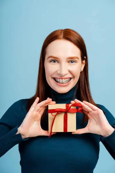 Tevreden Jonge Gember Vrouw Met Rode Geschenkdoos Cadeau Geven Glimlachend — Stockfoto