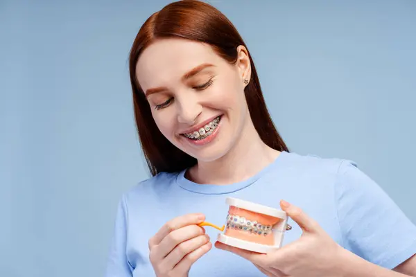 Immagine Una Donna Rossa Sorridente Attraente Che Mostra Modello Dente — Foto Stock