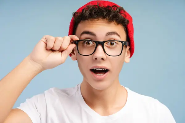 Porträt Eines Schockierten Smarten Schuljungen Mit Zahnspange Rotem Hut Und — Stockfoto