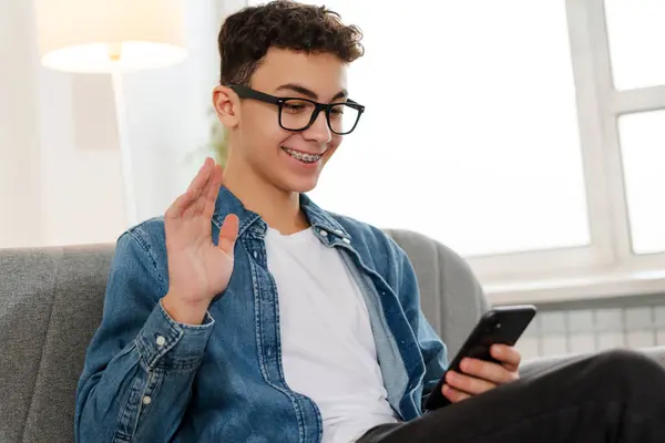 Usmívající Chlapec Teenager Zubními Rovnátky Držící Mobilní Telefon Komunikace Online — Stock fotografie