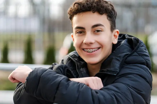 Porträtt Positiv Glad Pojke Stilig Tonåring Med Hängslen Tittar Kameran — Stockfoto
