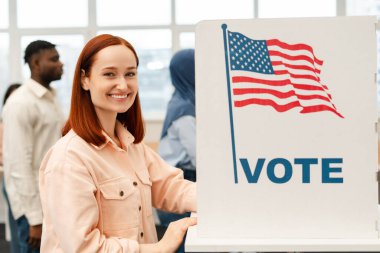 Kameraya bakarak oy veren kendine güvenen kızıl saçlı kadının portresi. Demokrasi, özgürlük, Birleşik Devletler seçim günü 2024 