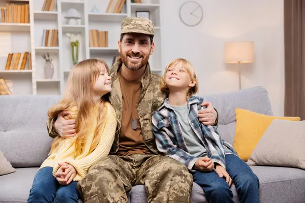 Boldog Család Egy Katonai Hazatérést Ünnepel Vidám Apa Álruhában Öleli — Stock Fotó