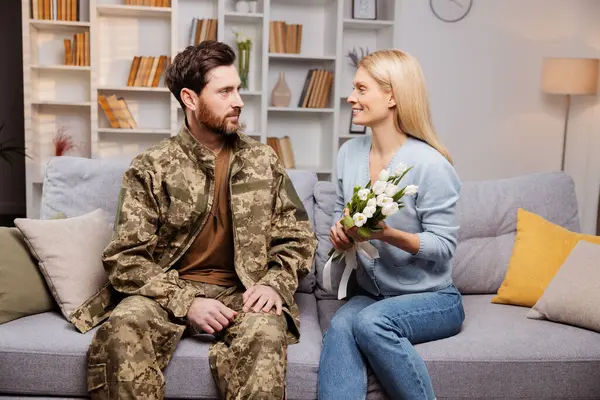 Palasin Palveluksesta Hymyilevä Aviomies Armeijan Asussa Katselee Rakastavasti Iloista Vaimoaan — kuvapankkivalokuva