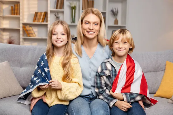 Felice Famiglia Americana Casa Bella Madre Che Abbraccia Suoi Figli — Foto Stock