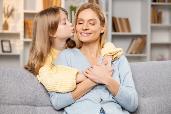 Familia Feliz Casa Hijita Adorable Besando Madre Sonriente Mujer Sentada —  Fotos de Stock