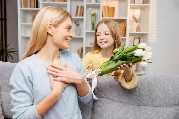 Feliz Familia Celebrando Día Madre Madre Recibiendo Tulipanes Sorprendida Por —  Fotos de Stock
