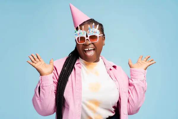 Schöne Aufgeregte Afroamerikanerin Mit Stylischer Party Brille Geburtstagskegel Und Blick — Stockfoto