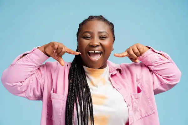 Lächelnde Schöne Authentische Afroamerikanerin Die Mit Dem Finger Auf Zähne — Stockfoto