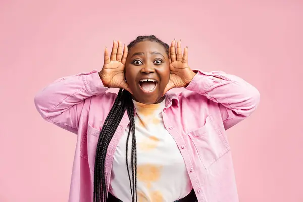 Schöne Lächelnde Überglückliche Afroamerikanerin Die Etwas Schreit Stilvoll Lässig Gekleidet — Stockfoto