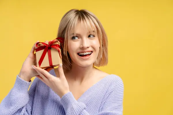 Tevreden Jonge Vrouw Die Ingepakte Geschenkdoos Vasthoudt Cadeautjes Ontvangt Glimlachend — Stockfoto