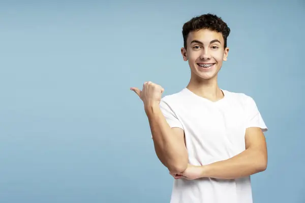 Attraktiv Kjekk Tenåringsgutt Med Tannregulering Som Viser Finger Kopirommet Stående – stockfoto