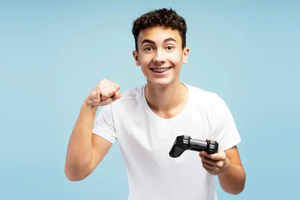 Sonriente Chico Emocionado Ganador Sosteniendo Consola Usando Joystick Jugando Videojuegos —  Fotos de Stock